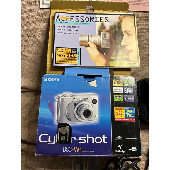 Sony Cyber-Shot DSC-W1 with box and manual flaw - Picture 5 of 5